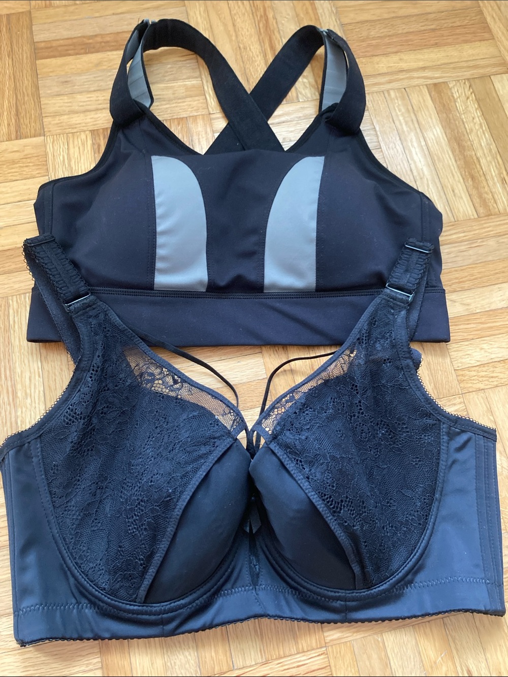 Black Lace Underwire Bra with Supportive Straps - Women's Intimates